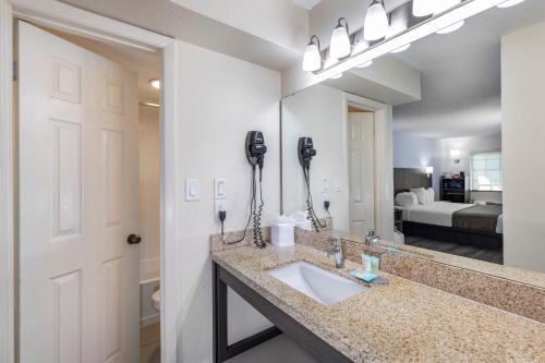 a bathroom with a sink and a mirror at Avanti International Resort in Orlando