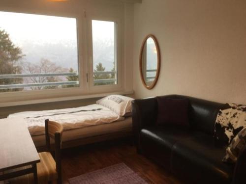 - un salon avec un canapé et une fenêtre dans l'établissement Unterkunft FLUMSERBERG TANNENHEIM, à Flumserberg