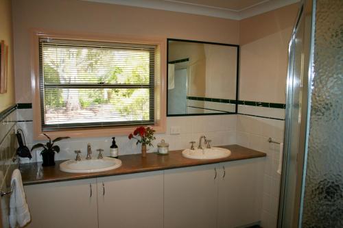 比奇沃斯Serena Cottages Beechworth - Your Country Getaway - 2的一间带两个盥洗盆和窗户的浴室