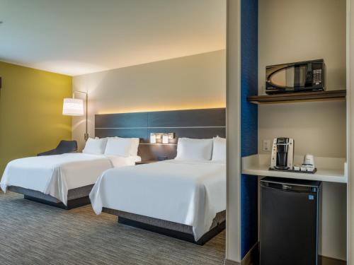 une chambre d'hôtel avec deux lits et une télévision dans l'établissement Holiday Inn Express & Suites - Watertown by IHG, à Watertown
