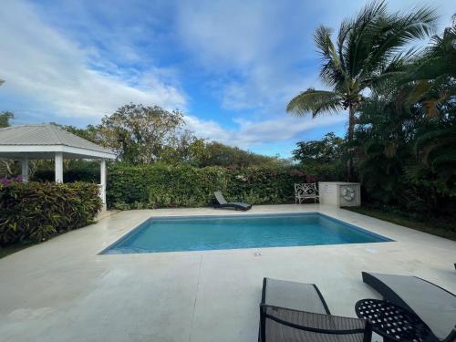 בריכת השחייה שנמצאת ב-Private Villa & pool, Christ Church Barbados או באזור