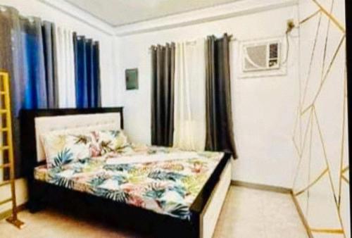 Un pat sau paturi într-o cameră la RedDoorz Plus @ Remarkable Hotel Alcala Pangasinan