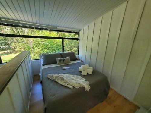 Postel nebo postele na pokoji v ubytování ÉCOisa de Chácara - Casa de Vidro, Casa de Campo