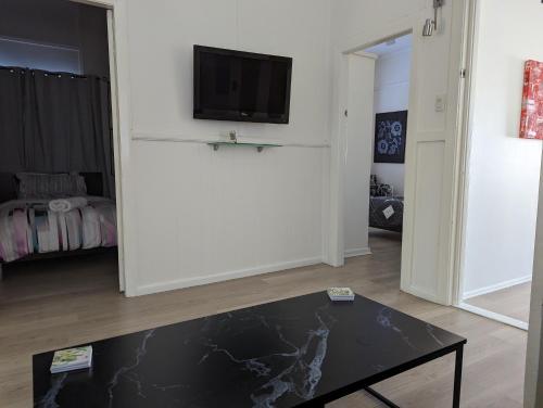 Televisyen dan/atau pusat hiburan di Waterside Retreat at Blacksmiths Beach - Swansea Channel