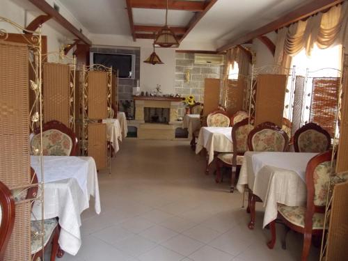 Reštaurácia alebo iné gastronomické zariadenie v ubytovaní VILA ALIZEE Hotel