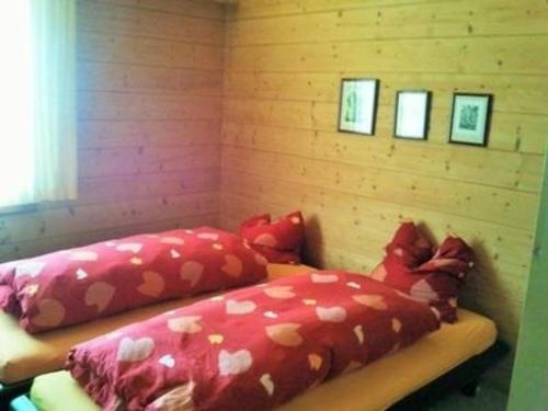 dos almohadas sentadas en un banco en una habitación en Seeblick Fraissen en Laax