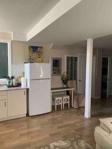 Cozy Private Basement Apartment – Photos 5