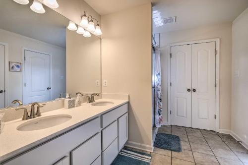 baño con 2 lavabos y espejo grande en Riverside House with Kayaks, Piano and Fireplace en California