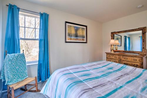 um quarto com uma cama, um espelho e uma cadeira em Riverside House with Kayaks, Piano and Fireplace em California
