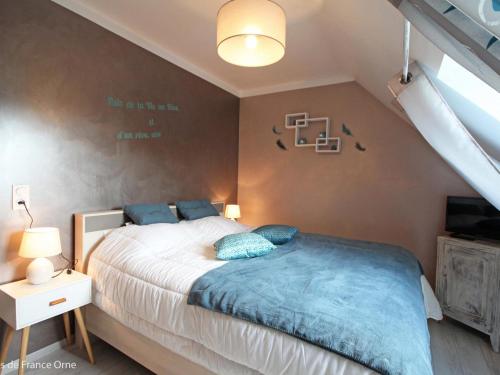 ein Schlafzimmer mit einem großen Bett mit blauen Kissen in der Unterkunft Gîte Moussonvilliers, 6 pièces, 12 personnes - FR-1-497-51 in Moussonvilliers