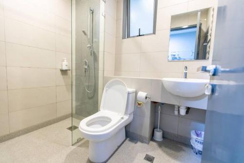 コタキナバルにあるSeaShore Imago By HayBay Kota Kinabalu 11paxのバスルーム(トイレ、洗面台、シャワー付)