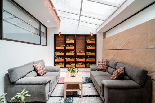 Sala de estar con 2 sofás y mesa en 100 Wonderful House, en Bogotá
