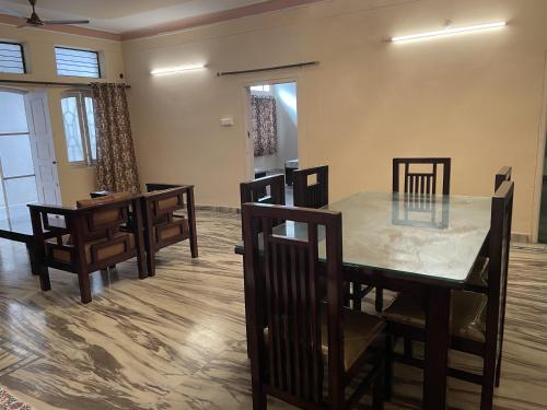 a dining room with a table and chairs at Visitors Lounge by MMG - 2&3BHK Furnished - Rd 12 Banjara Hills in Hyderabad