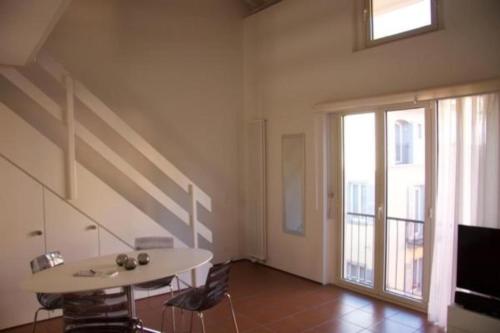 een woonkamer met een tafel en een groot raam bij Maisonette Appartement im Centro Borghetto Ascona in Ascona