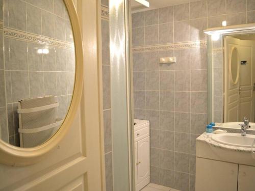 A bathroom at Appartement Capbreton, 2 pièces, 4 personnes - FR-1-239-872