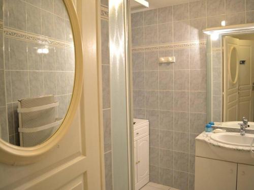 une salle de bain avec un lavabo et un miroir dans l'établissement Appartement 41m² à Capbreton, jardin privatif, proche plages et centre, 4 pers - FR-1-239-872, à Capbreton