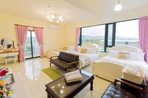 um quarto amplo com 2 camas e uma sala de estar em 山海趣親子民宿 em Hualien City