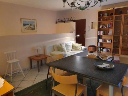 un soggiorno con tavolo e divano di Casa alle Vigne Apt 101 ad Ascona