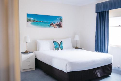 Ένα ή περισσότερα κρεβάτια σε δωμάτιο στο Middleton Beach by the BnB Collection