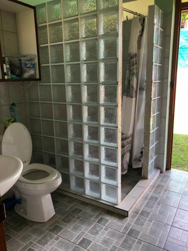 La salle de bains est pourvue d'une douche et de toilettes. dans l'établissement Maison soleil, à Vaihi