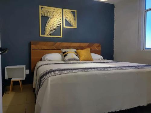 a bedroom with a large bed with blue walls at Moderno y Tradicional, elegante departamento en Oaxaca in Oaxaca City