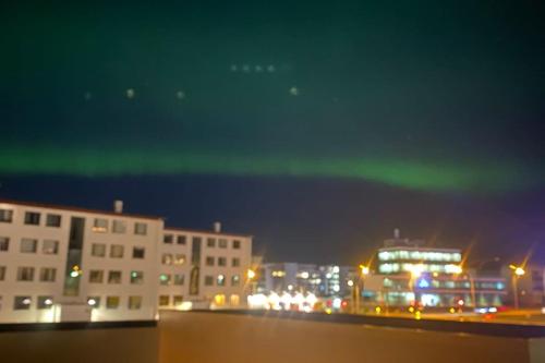uma imagem de uma cidade à noite com luzes verdes em Spacious 3 bedroom apartment,close to centrum. em Reykjavík