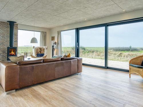 Posezení v ubytování 6 person holiday home in Løkken-By Traum