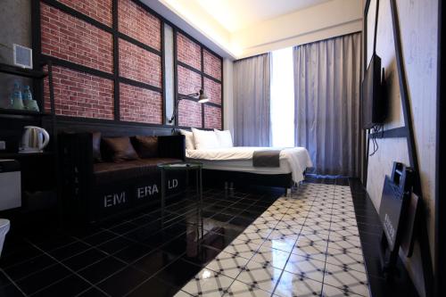a bedroom with a bed and a couch in a room at 海享電梯民宿-近夜市-近海邊 in Hualien City