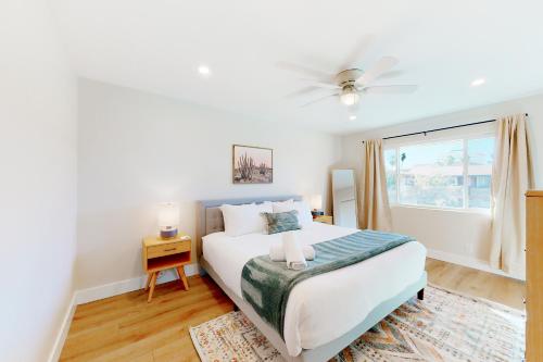 um quarto branco com uma cama e uma janela em Heavenly Oasis em Scottsdale