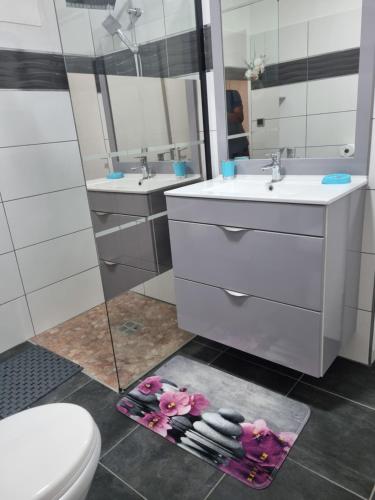 - Baño con 2 lavabos y 2 espejos en Accueil Créole en Sainte-Rose