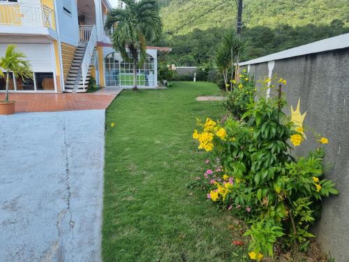 Taman di luar Accueil Créole
