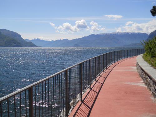a bridge over a body of water with mountains at Casa Giardino fiorito in San Siro