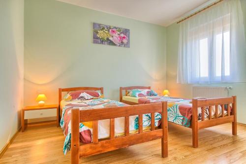 Voodi või voodid majutusasutuse Komfortables Ferienhaus in Valtura mit Terrasse, Grill und Garten toas