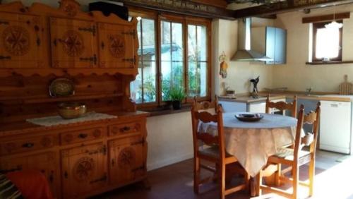 eine Küche mit einem Tisch und Stühlen im Zimmer in der Unterkunft Casa San Cristoforo - "Atelier" in Maggia