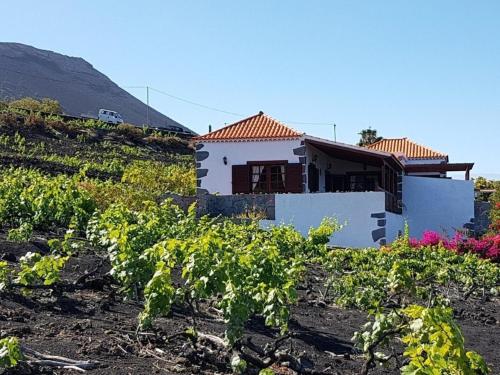The house Vinas, overlooking the sea mountains and volcanoes