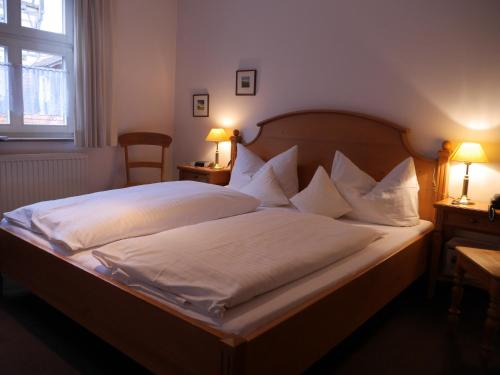 Säng eller sängar i ett rum på Dinkelsbühler Kunst-Stuben