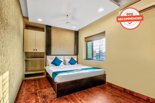 1 dormitorio con 1 cama y un letrero que vuelve a abrir en Super OYO SilverKey Park Circus Near Birla Mandir en Ballygunge