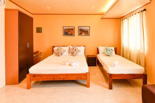 1 dormitorio con 2 camas y toallas. en ichehan lodge, en Basco
