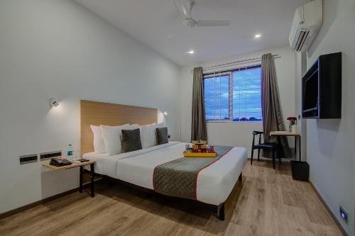 Кровать или кровати в номере Super Townhouse Global Village Tech Park Near Kengeri Bus Terminal Metro Station