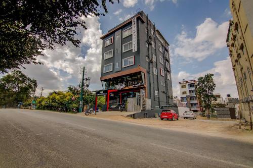 um edifício alto ao lado de uma rua em Townhouse Global Village Tech Park Near Kengeri Bus Terminal em Bangalore