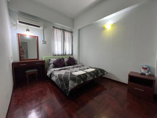 Dormitorio pequeño con cama y espejo en RUMAH SINGGAH APARTMENT en Kuah