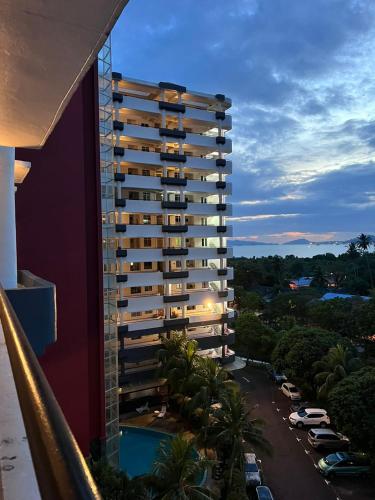un edificio alto con vistas a un aparcamiento en RUMAH SINGGAH APARTMENT en Kuah
