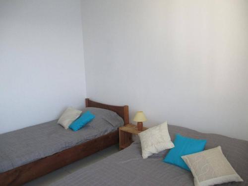 - 2 lits dans une chambre avec des oreillers bleus et blancs dans l'établissement Appartement 2P 5 Pers avec Parking à Banyuls-sur-Mer - FR-1-225C-333, à Banyuls-sur-Mer