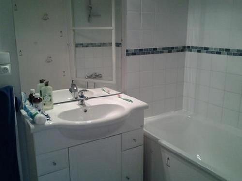 une salle de bain avec un lavabo et une baignoire dans l'établissement Beau T2 face mer, balcon, accès direct plage, St Gilles Croix de Vie - FR-1-324-125, à Saint-Gilles-Croix-de-Vie