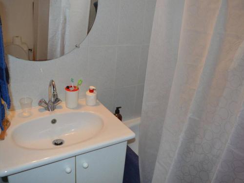 une salle de bain avec un lavabo et un rideau de douche dans l'établissement Studio cabine 4 pers. avec terrasse et WIFI à Banyuls-sur-Mer - FR-1-225C-535, à Banyuls-sur-Mer