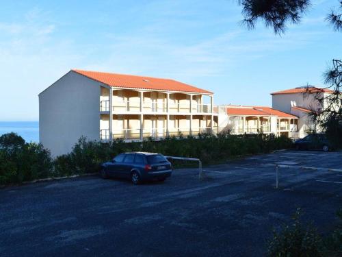 une voiture garée sur un parking devant un immeuble dans l'établissement Studio cabine 4 pers. avec terrasse et WIFI à Banyuls-sur-Mer - FR-1-225C-535, à Banyuls-sur-Mer