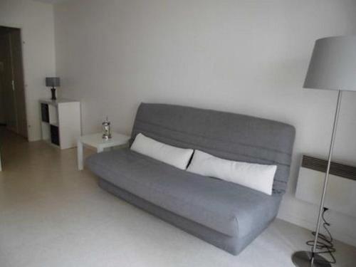 uma cama com duas almofadas num quarto em Appartement Saint-Gilles-Croix-de-Vie, 2 pièces, 4 personnes - FR-1-324-235 em Saint-Gilles-Croix-de-Vie