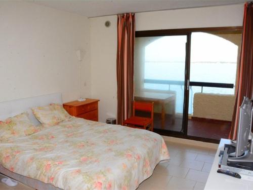 een slaapkamer met een bed en uitzicht op de oceaan bij Appartement Port Barcarès, 3 pièces, 4 personnes - FR-1-431-126 in Le Barcarès