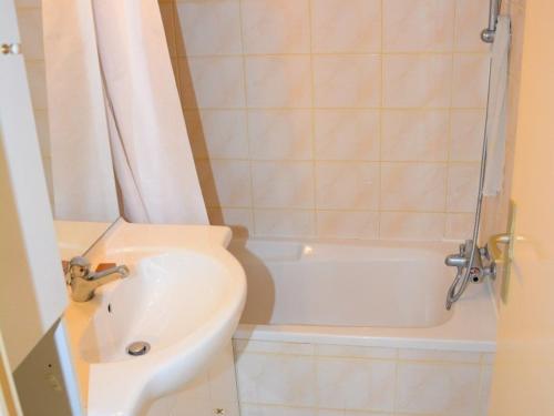 een badkamer met een wastafel, een bad en een toilet bij Appartement Port Barcarès, 3 pièces, 4 personnes - FR-1-431-126 in Le Barcarès