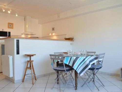 une cuisine avec une table et des chaises dans une pièce dans l'établissement Appartement RDC avec Parking, 500m Port, Thalasso, 2 Chambres, 3 Étoiles, 4 Couchages - Banyuls-sur-Mer - FR-1-225C-589, à Banyuls-sur-Mer